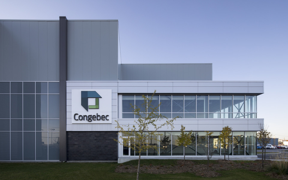 Bureaux et entrepôts Congebec à Mascouche, conçus par GKC Architecture & Design, Architecture industrielle - Vue façade sur rue