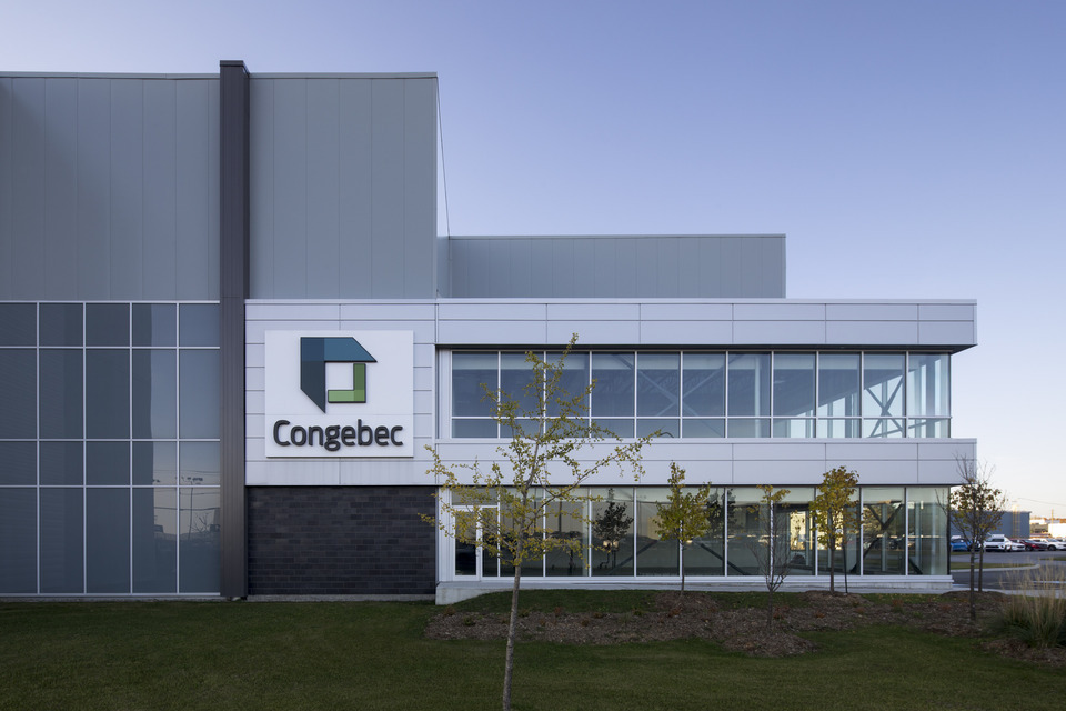 Bureaux et entrepôts Congebec à Mascouche, conçus par GKC Architecture & Design, Architecture industrielle - Vue façade sur rue