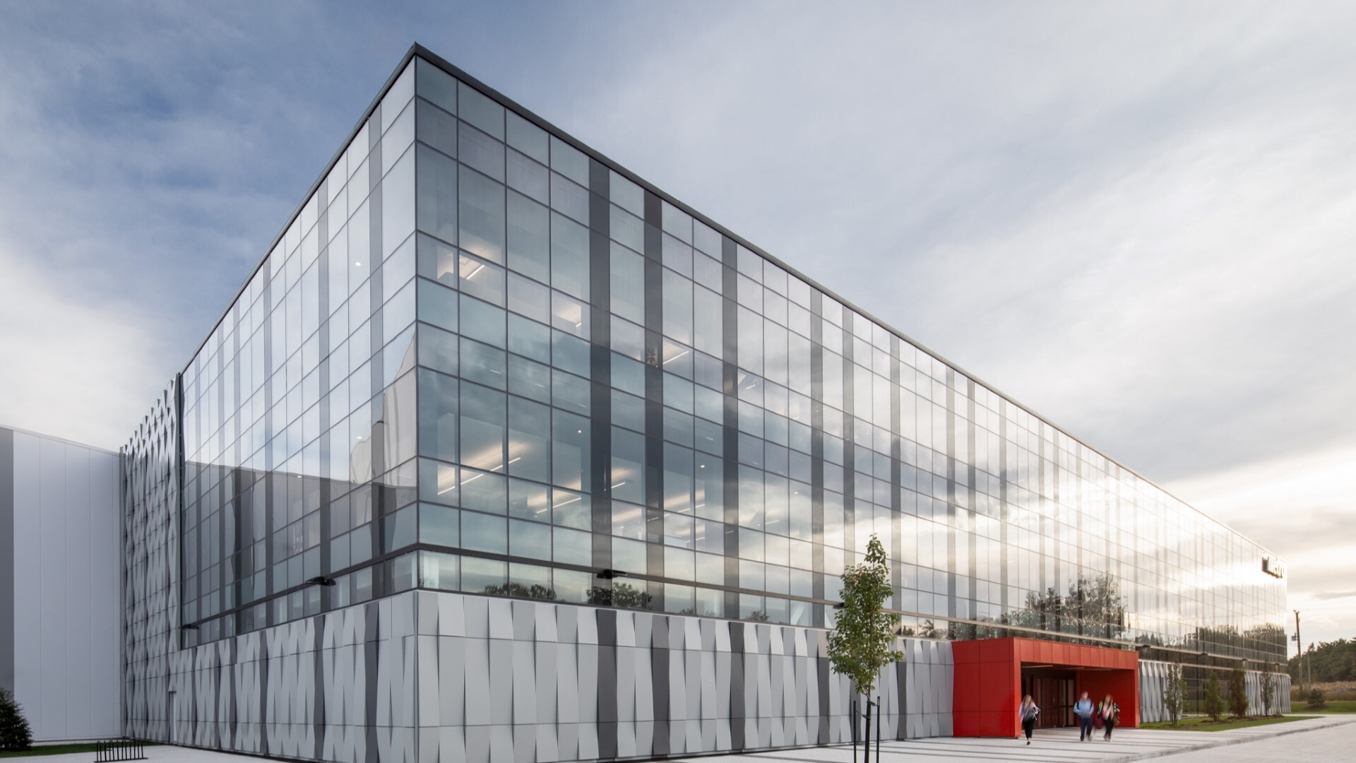 Front view of Metro administrative centre in Terrebonne, which is part of its state-of-the-art distribution centre.
