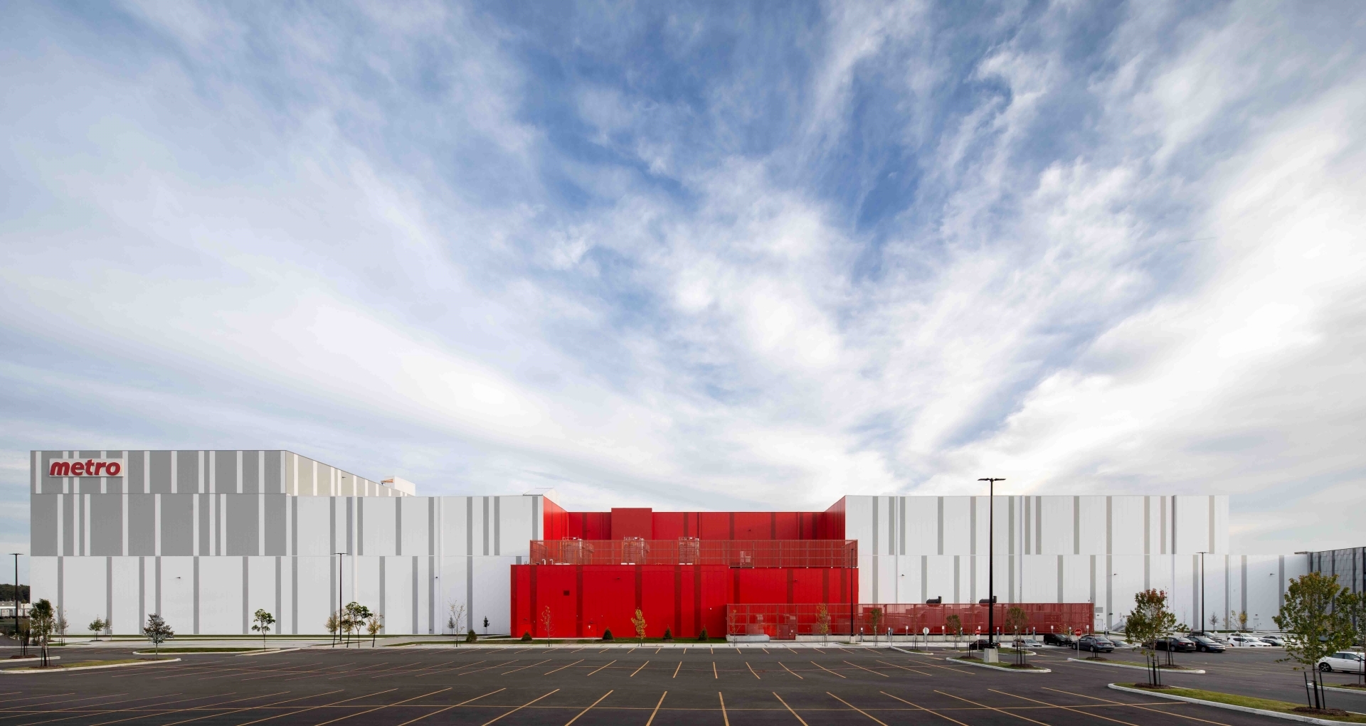 Volumes variés du centre de distribution, en rouge et blanc