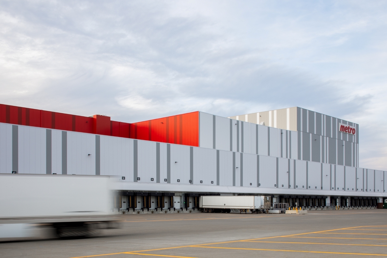 Photo showing the junction between two warehouse volumes, in red and white